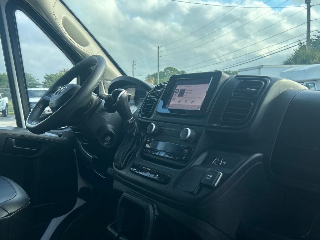 Vehicle image 25 of 40