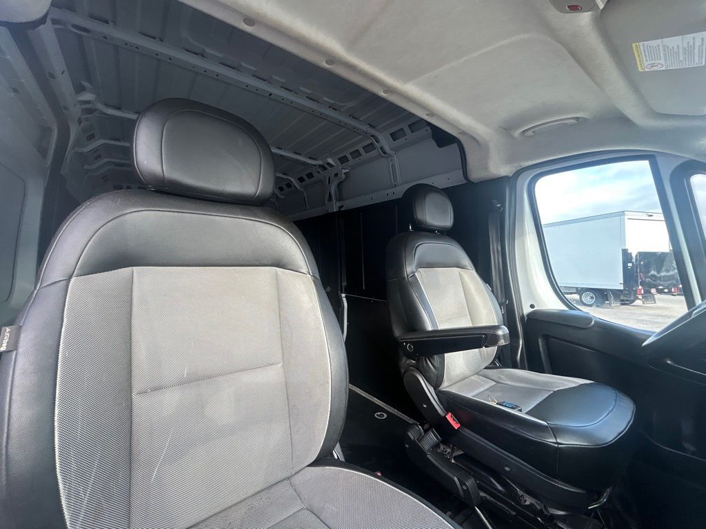Vehicle image 27 of 40