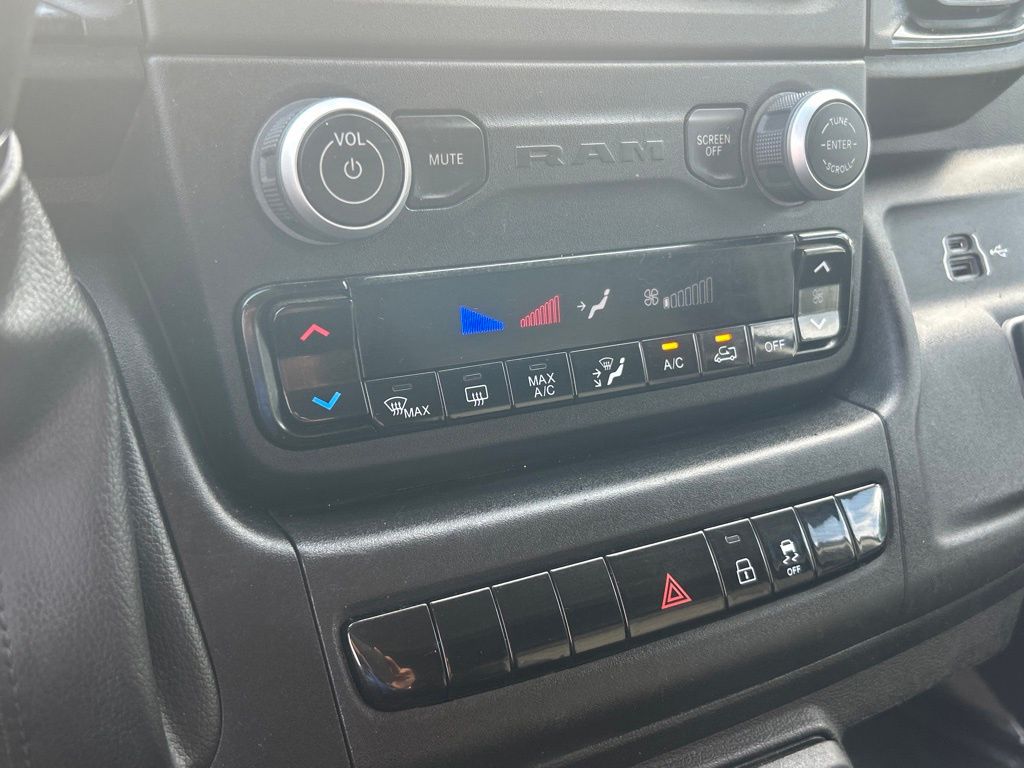 Vehicle image 33 of 40