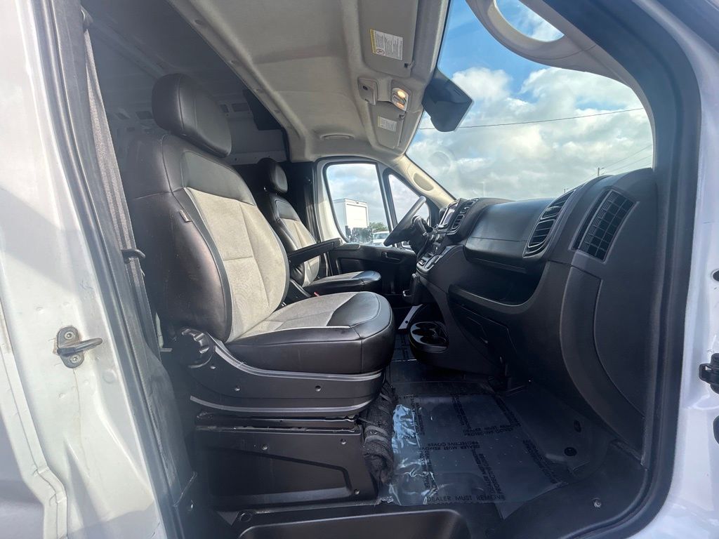 Vehicle image 22 of 40