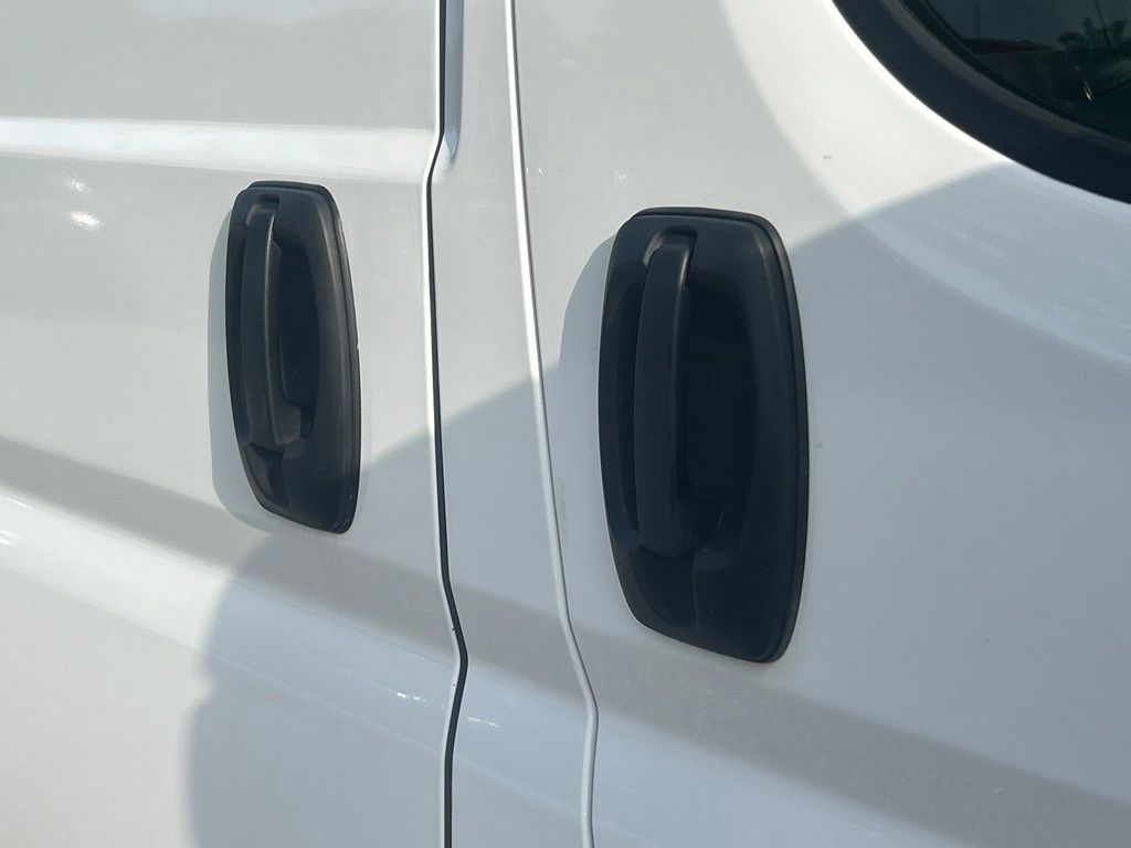 Vehicle image 18 of 40