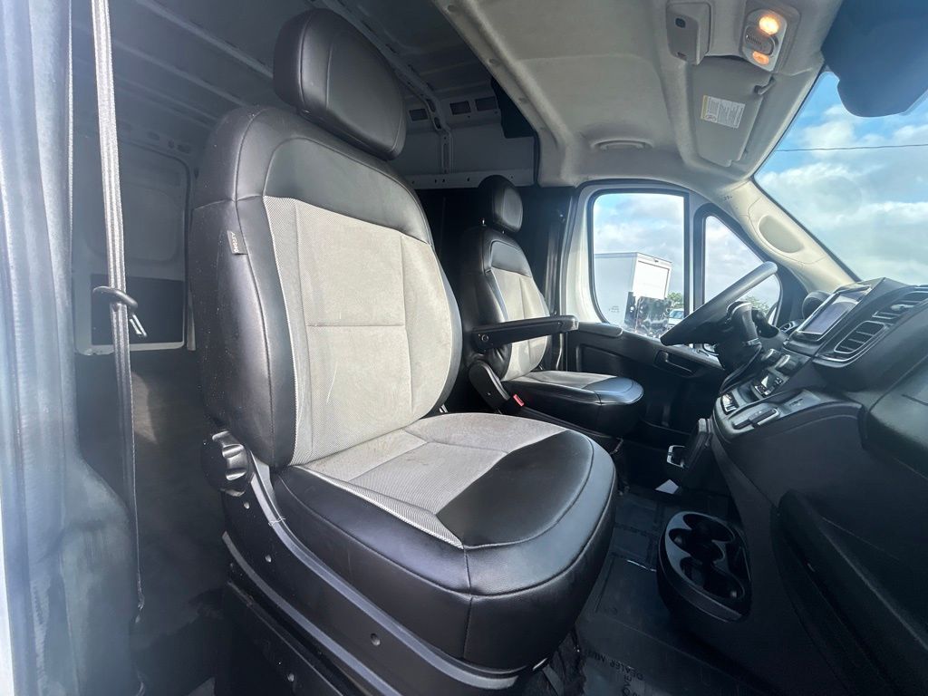 Vehicle image 26 of 40