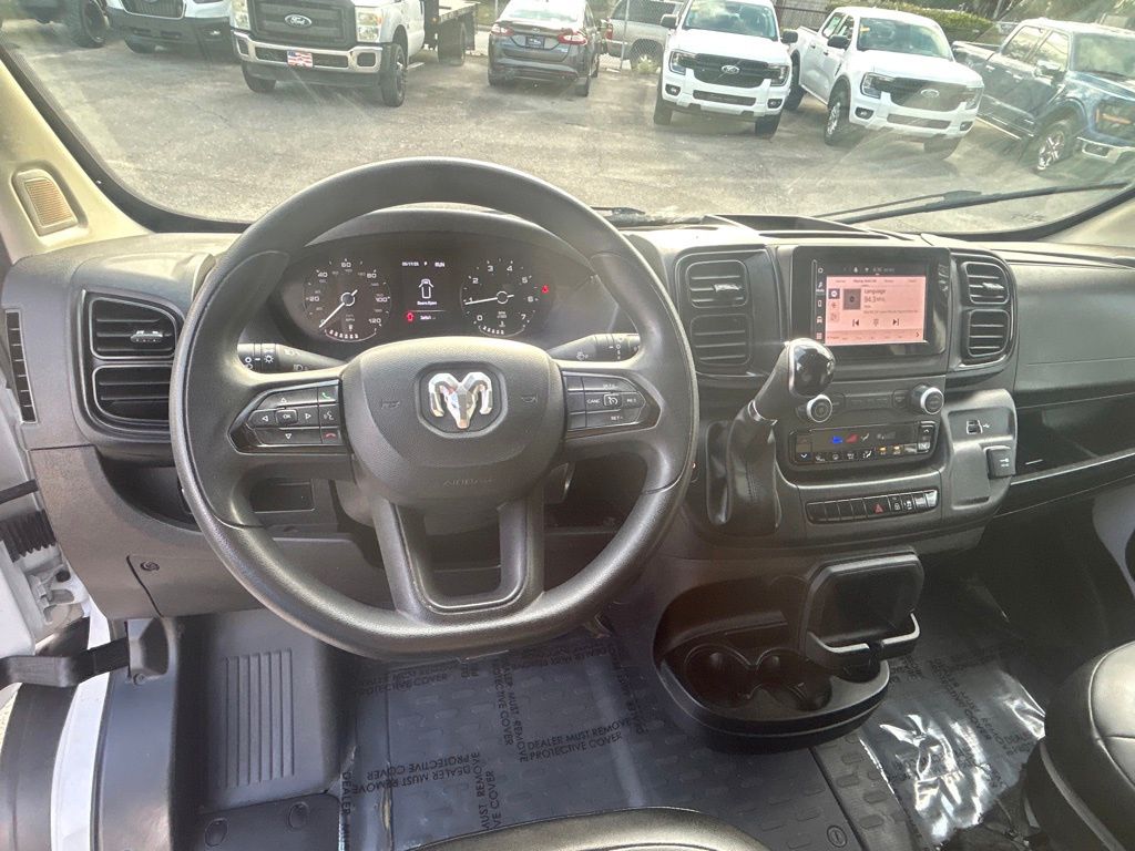Vehicle image 31 of 40