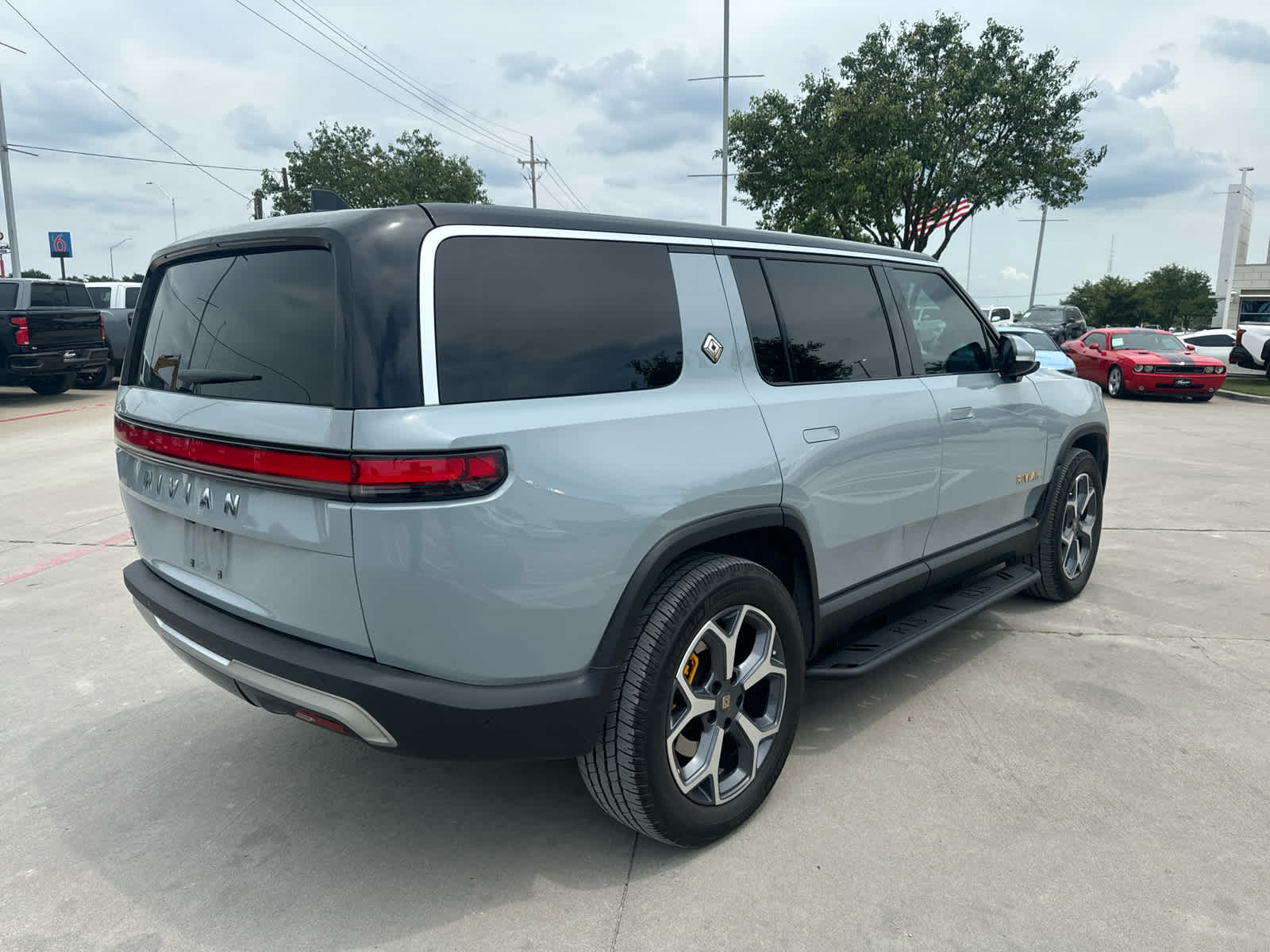 2023 Rivian R1S Adventure Image 3 of 9