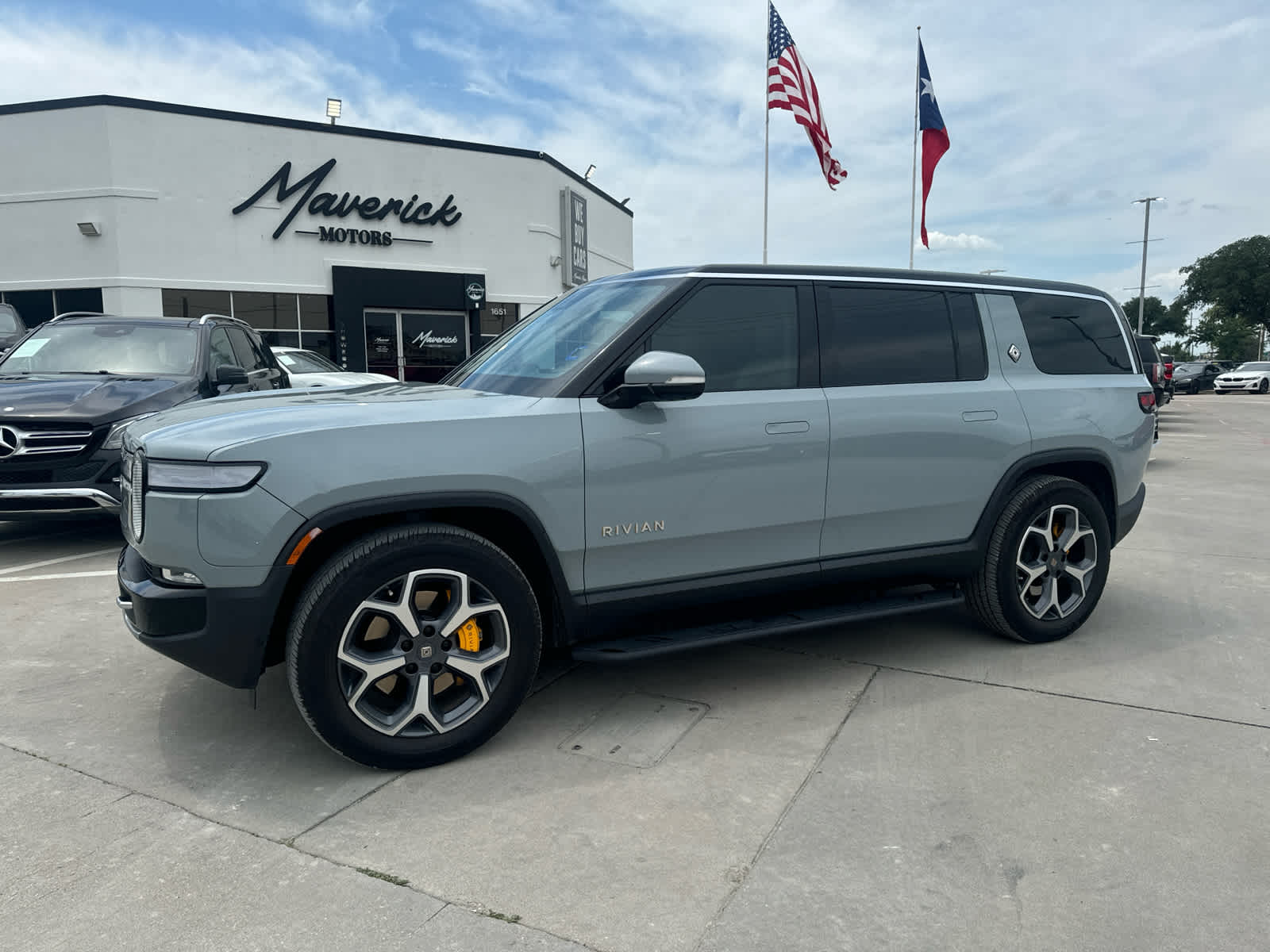 2023 Rivian R1S Adventure Image 1 of 9