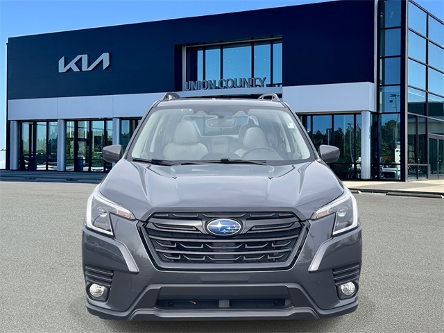 2023 Subaru Forester Premium Image 2 of 39