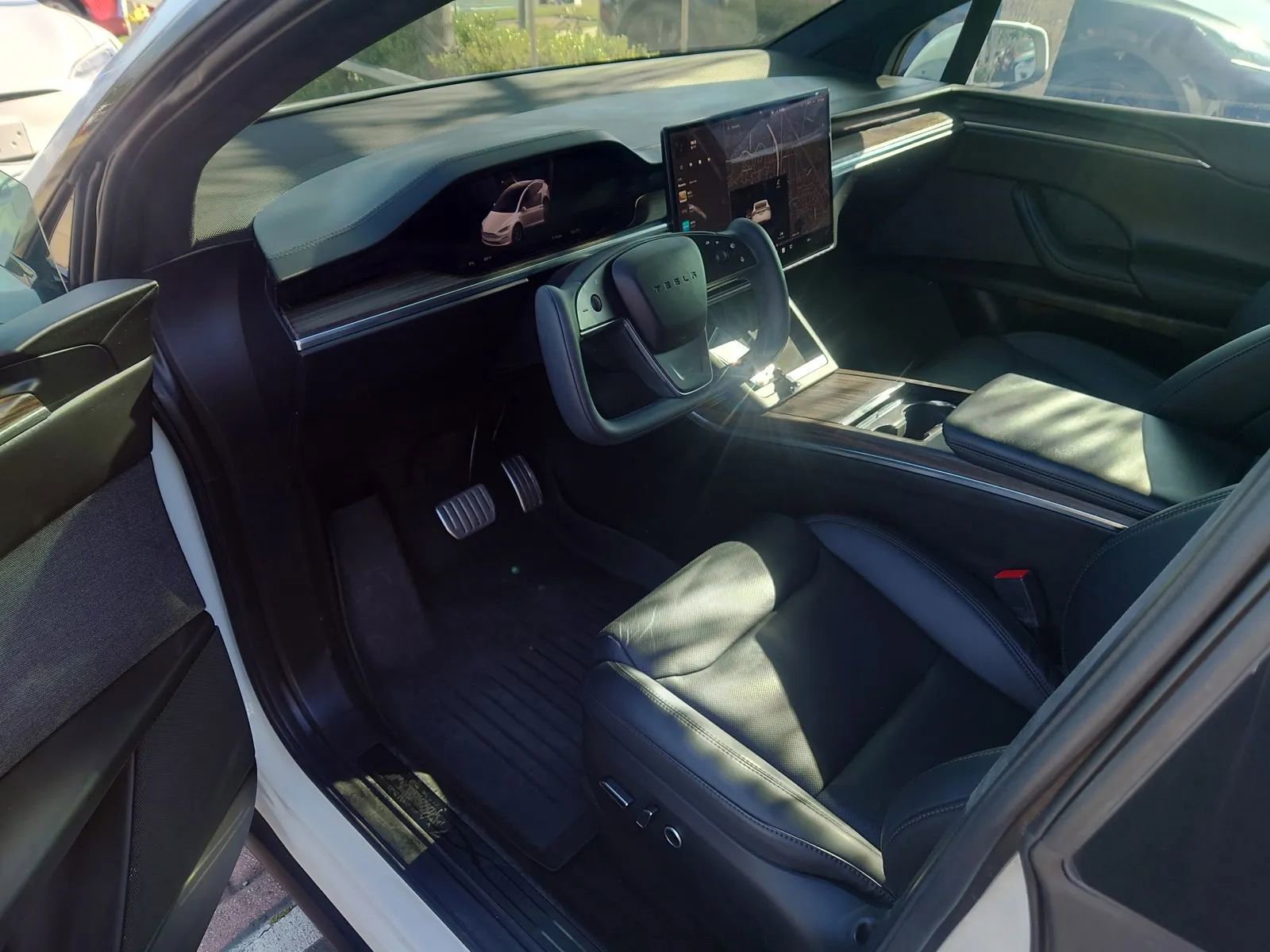 Vehicle image 16 of 25