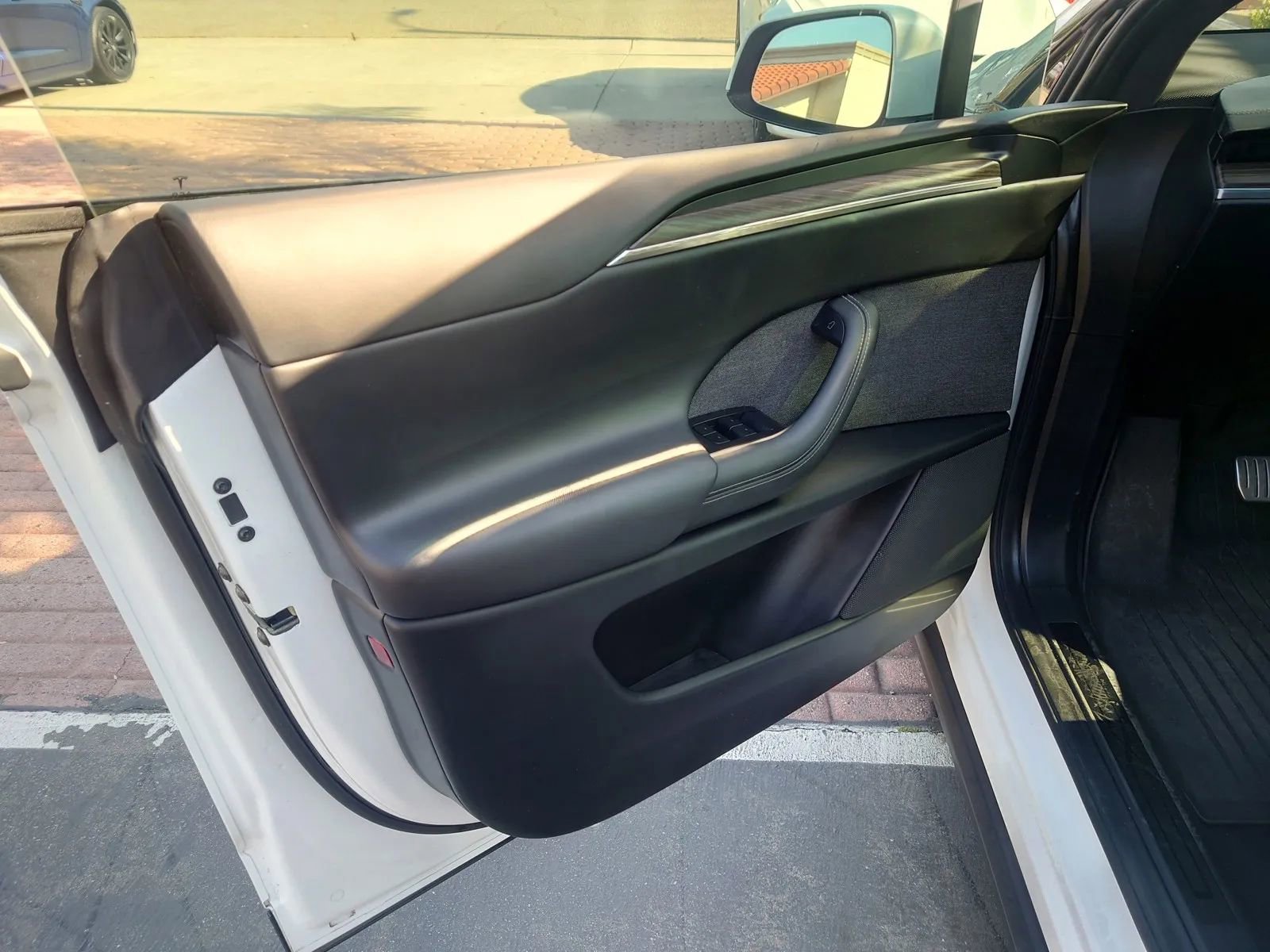 Vehicle image 17 of 25