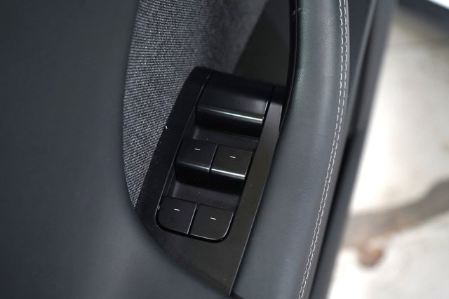 Vehicle image 22 of 34
