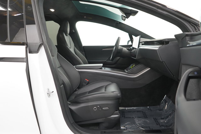 Vehicle image 10 of 34