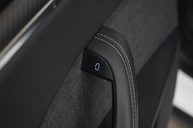 Vehicle image 21 of 34