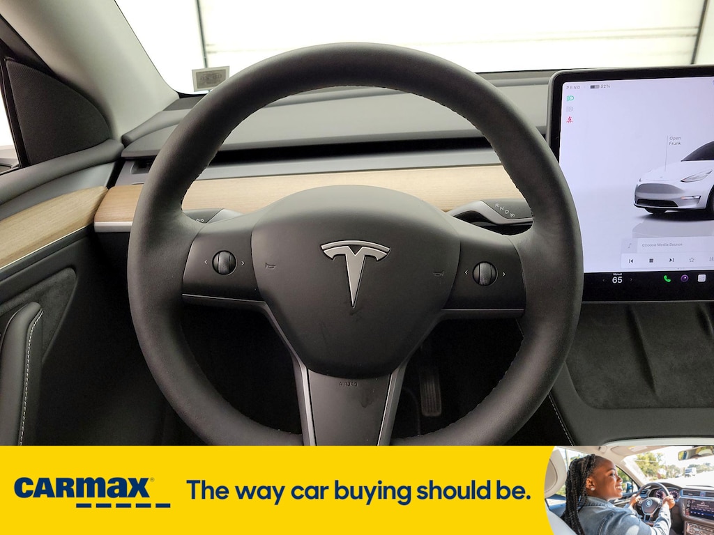 Vehicle image 16 of 28