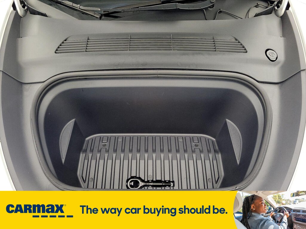 Vehicle image 15 of 28