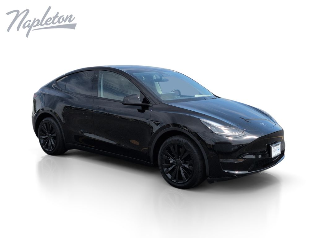 2023 Tesla Model Y Long Range Image 2 of 34