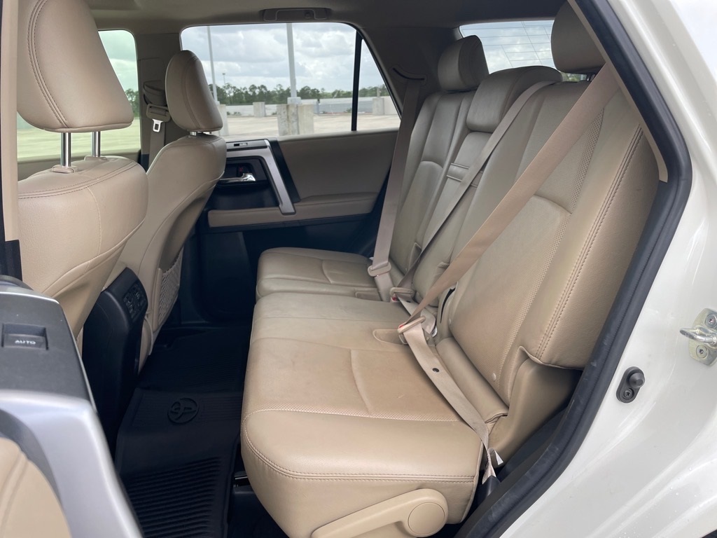 Vehicle image 21 of 33