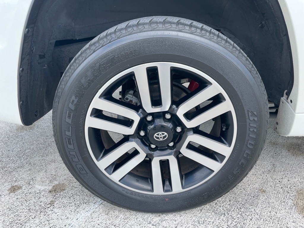Vehicle image 25 of 33
