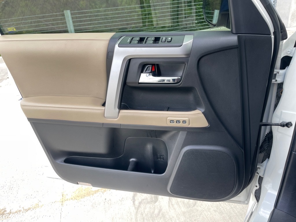 Vehicle image 11 of 33