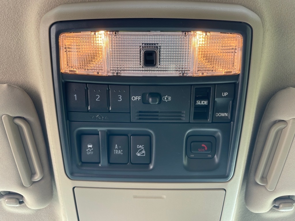Vehicle image 17 of 33