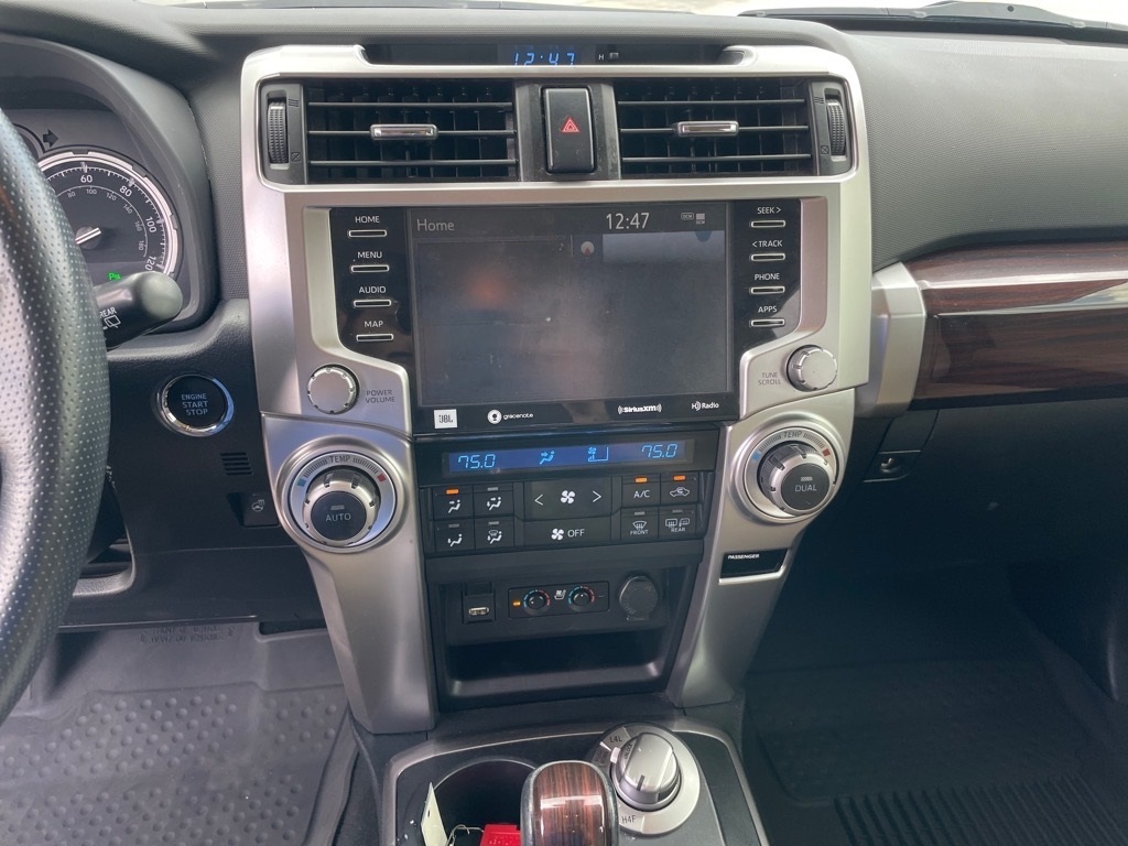 Vehicle image 14 of 33