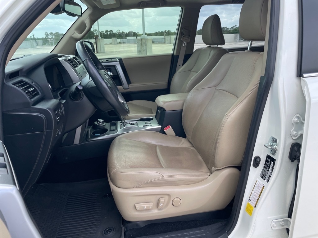 Vehicle image 18 of 33