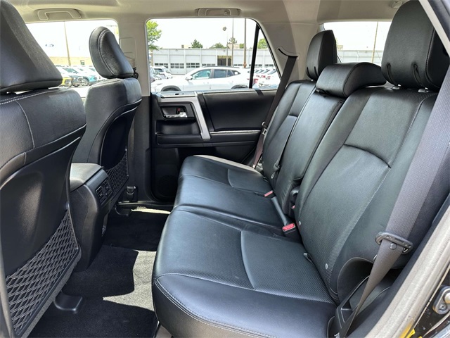Vehicle image 25 of 34