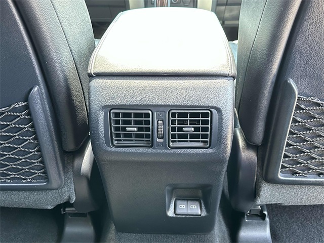 Vehicle image 27 of 34