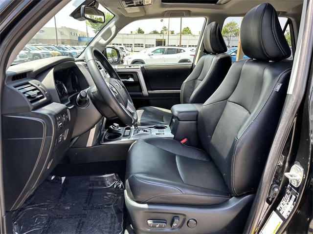 Vehicle image 23 of 34