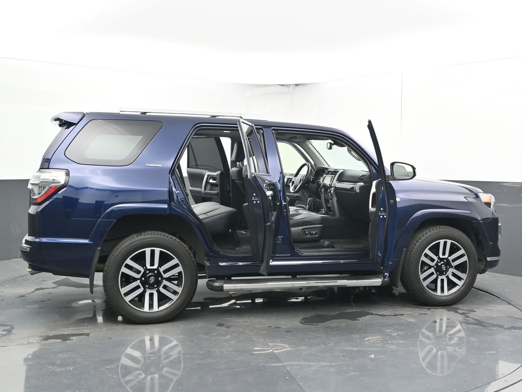Vehicle image 32 of 76