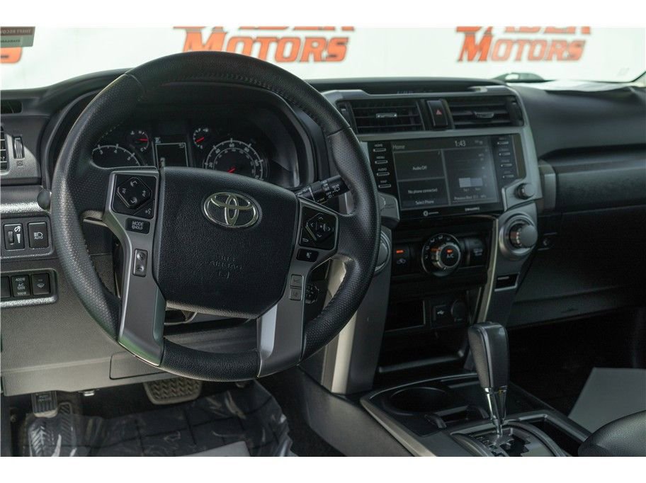 Vehicle image 33 of 38