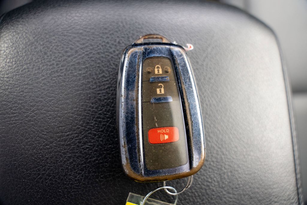 Vehicle image 32 of 36