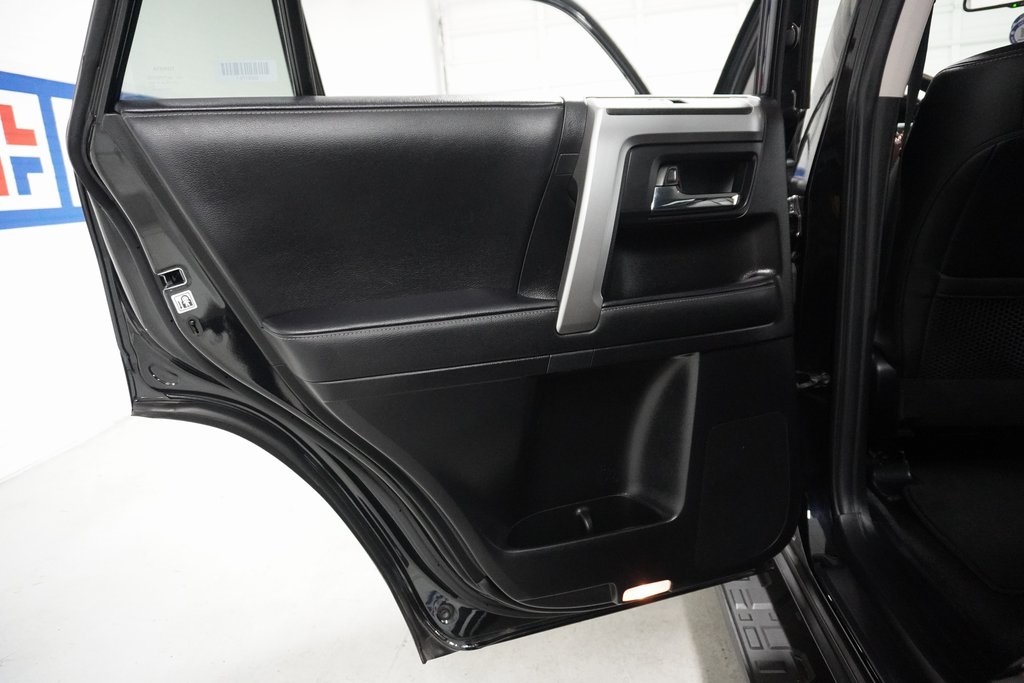 Vehicle image 21 of 23