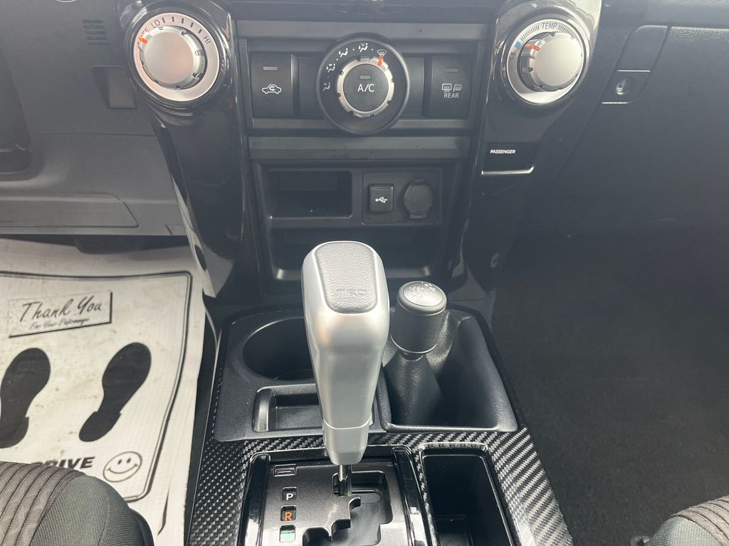 Vehicle image 27 of 33