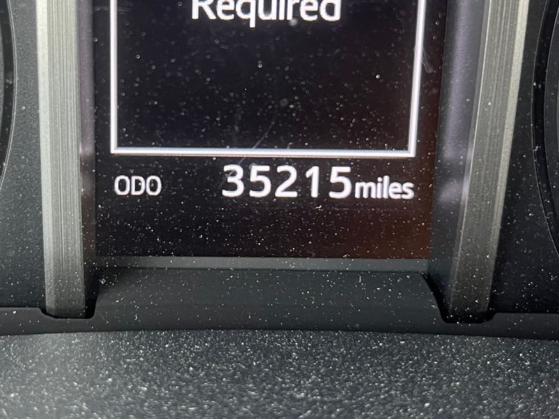 Vehicle image 22 of 33