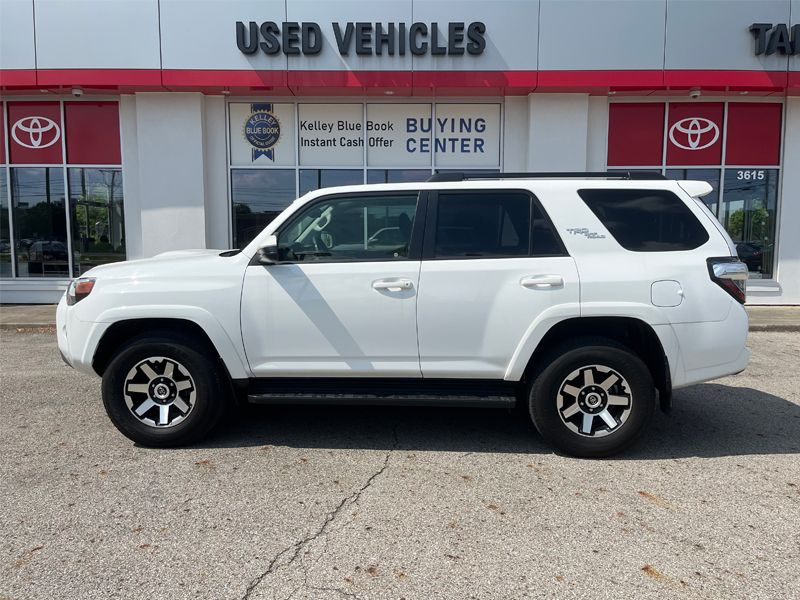 Vehicle image 9 of 33