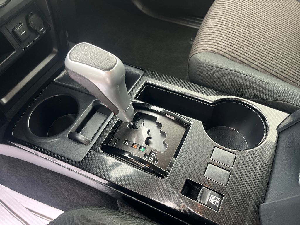 Vehicle image 26 of 33