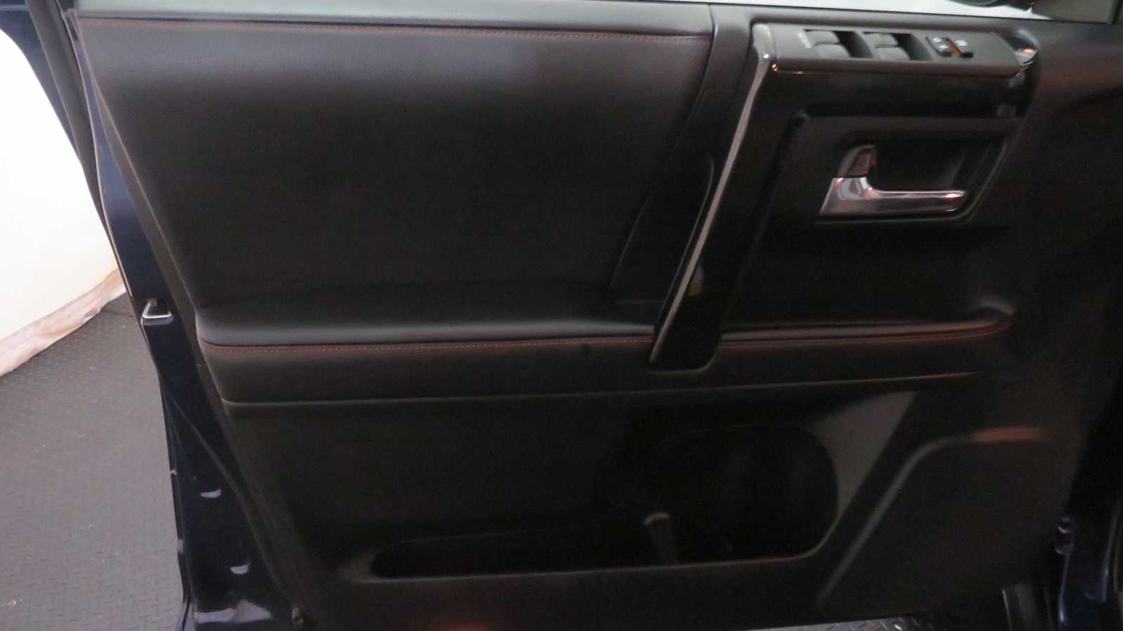 Vehicle image 25 of 41