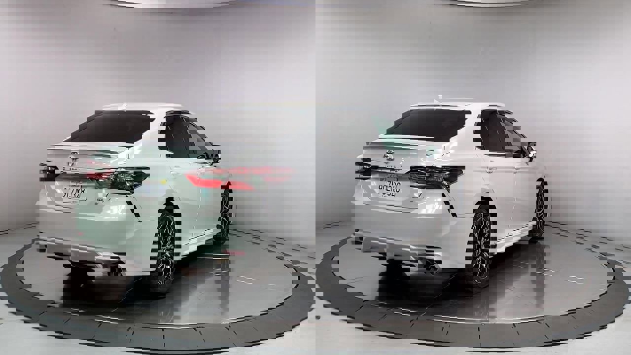 Vehicle image 6 of 33