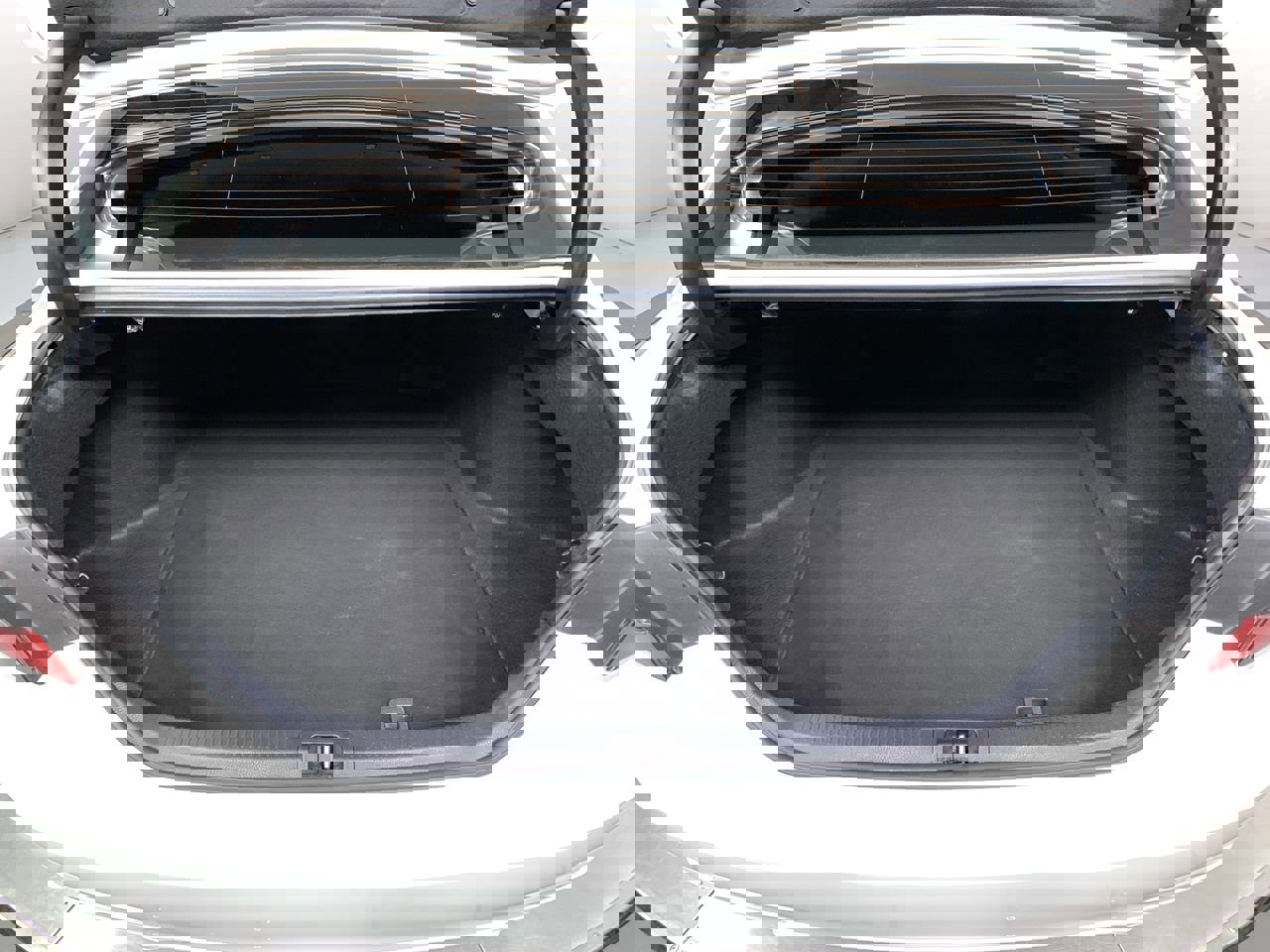Vehicle image 31 of 33