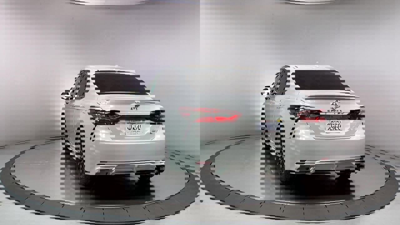 Vehicle image 9 of 33