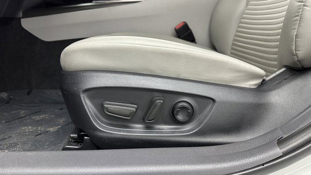 Vehicle image 23 of 34