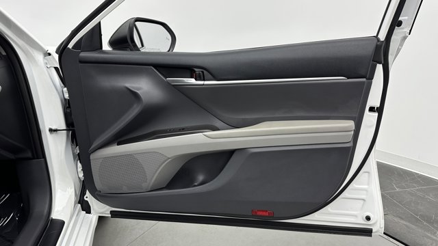 Vehicle image 33 of 34