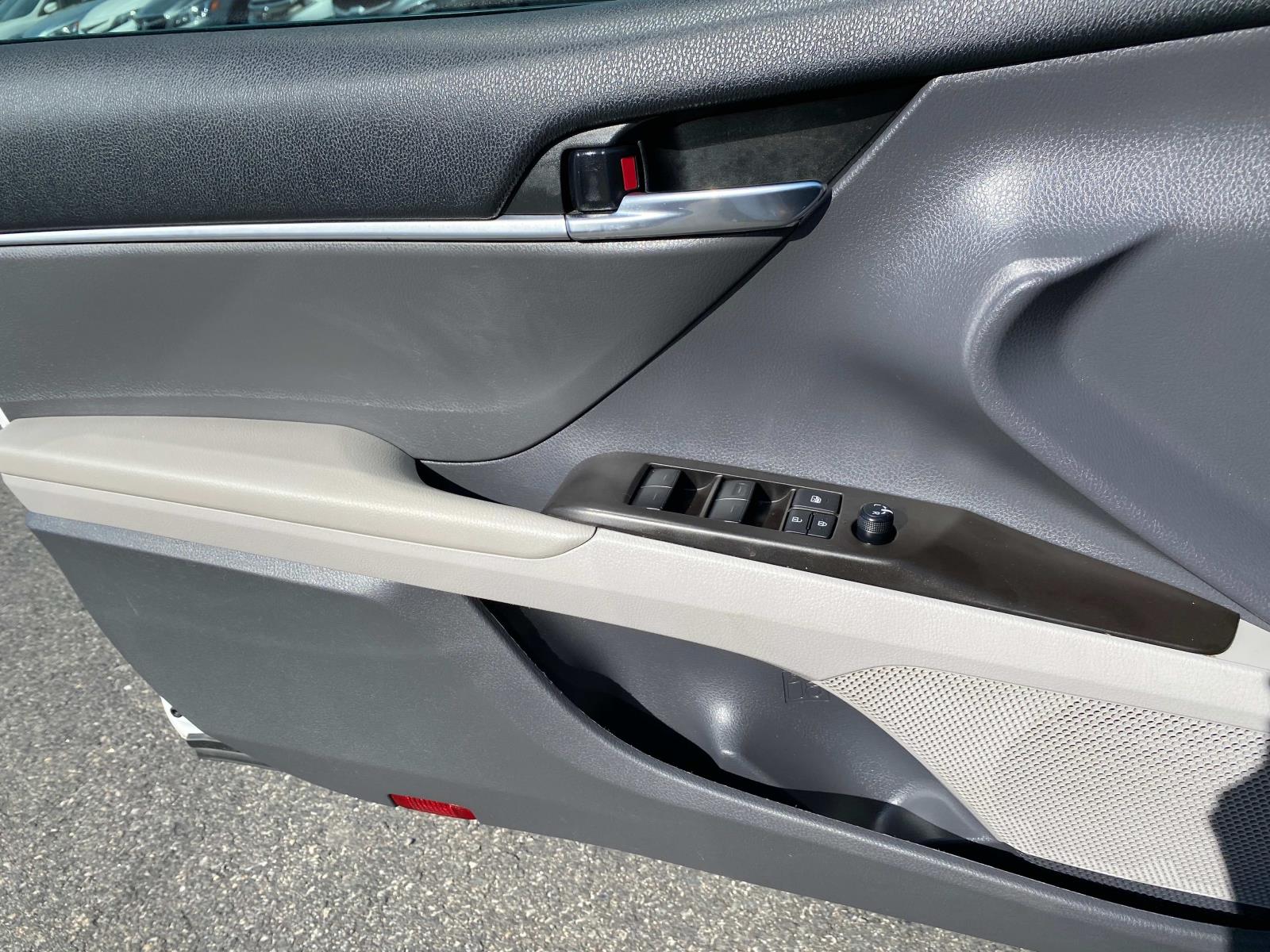 Vehicle image 17 of 20