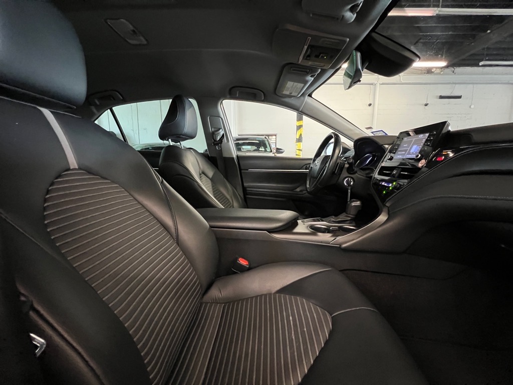Vehicle image 21 of 23
