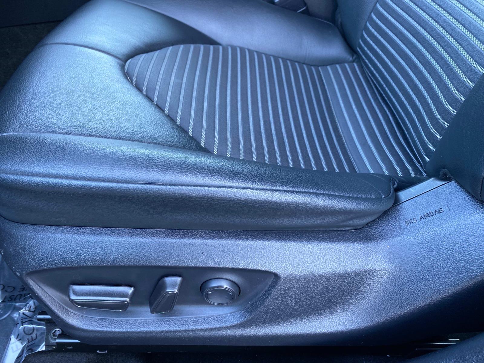 Vehicle image 21 of 28