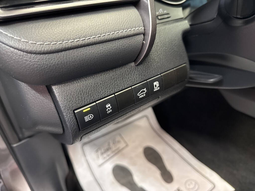 Vehicle image 21 of 27