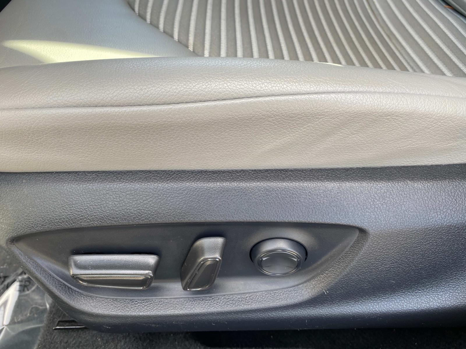 Vehicle image 17 of 22