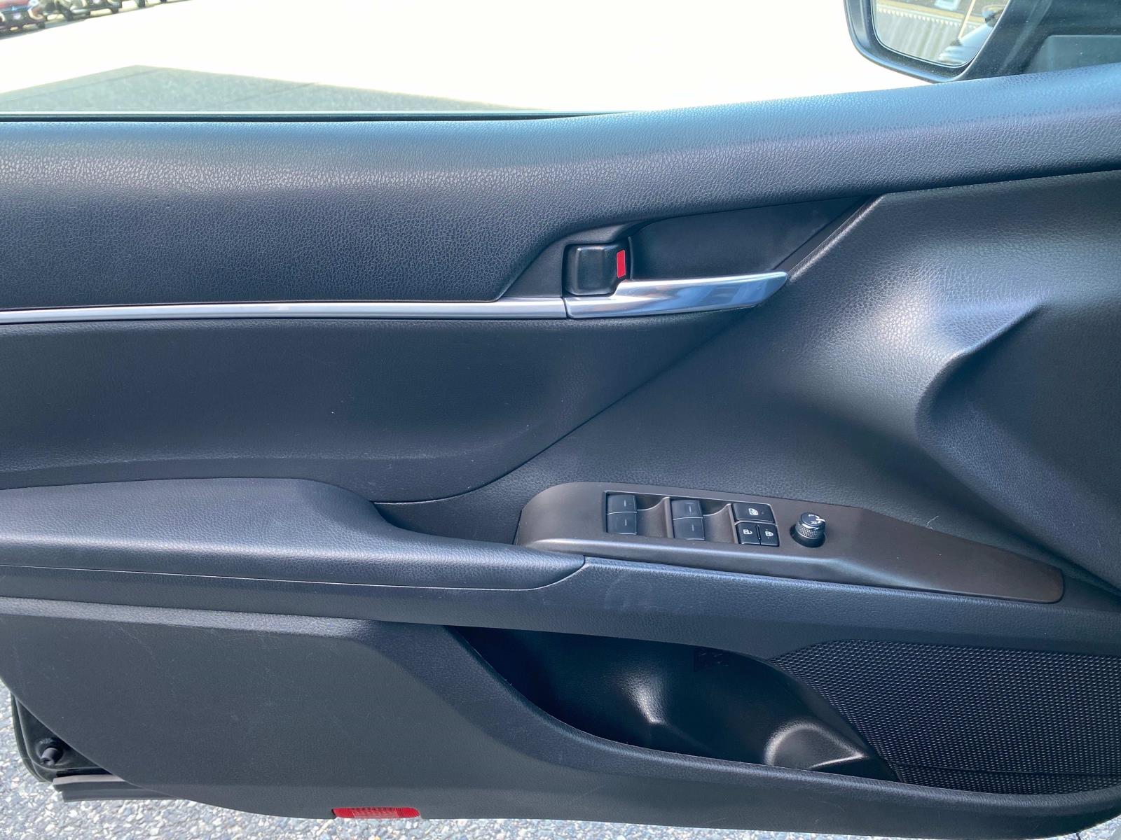 Vehicle image 21 of 29