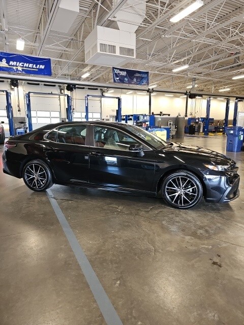 Vehicle image 4 of 48