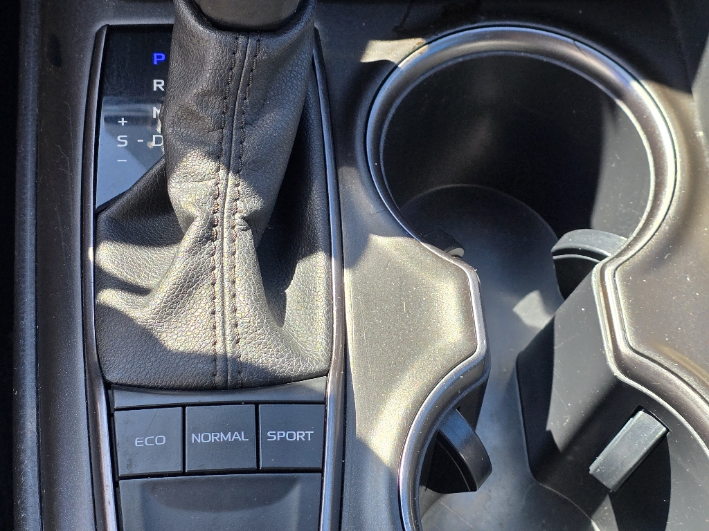 Vehicle image 23 of 27