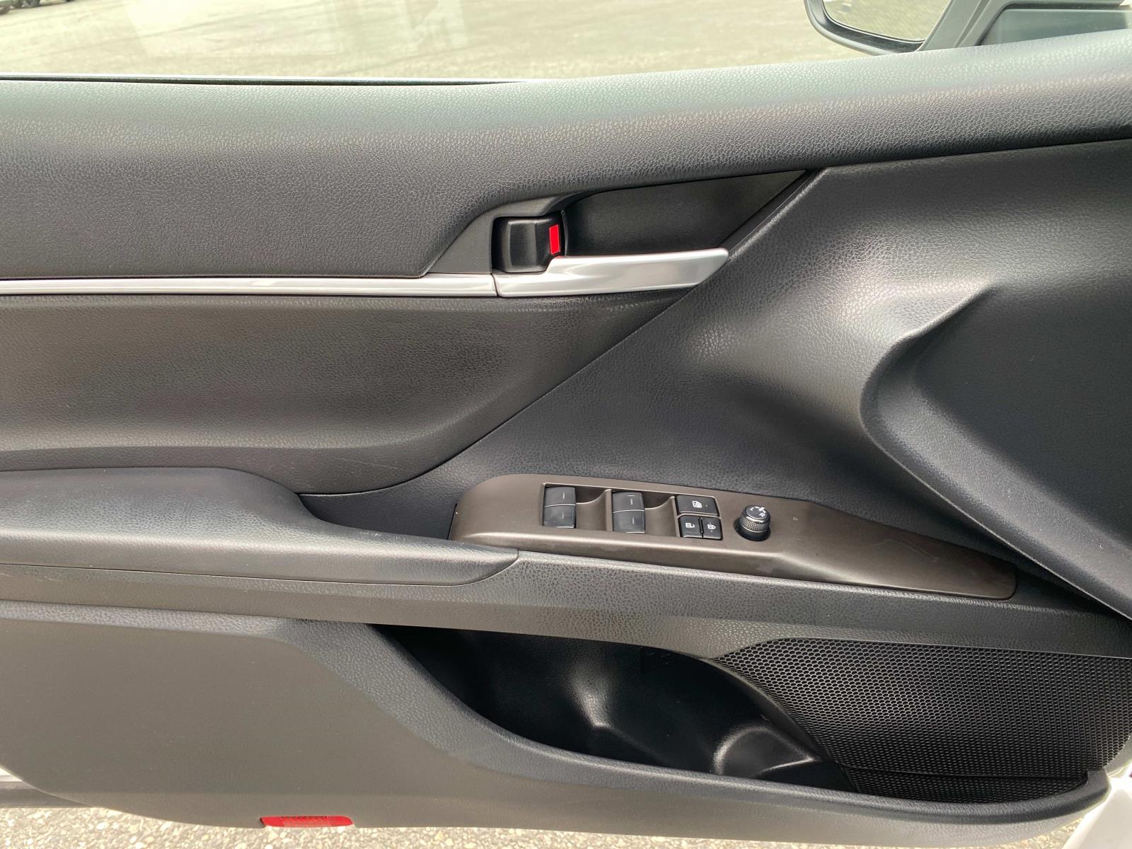 Vehicle image 18 of 26
